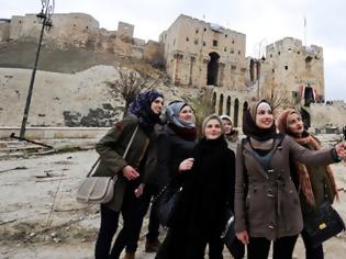 Φωτογραφία για Εξοργιστική απάθεια: «Τουρίστες» βγάζουν σέλφι με φόντο τα ερείπια στο Χαλέπι