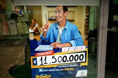 ΤΑ ΠΗΡΕ ΟΛΑ με μόλις... 5€! - Η απίστευτη ιστορία του υπερτυχερού νικητή των 2.500.000€!