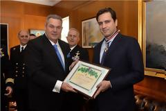 Απονομή Διαμνημόνευσης Αστέρα Αξίας και Τιμής από τον ΥΕΘΑ Πάνο Καμμένο στον Μιχαήλ Στασινόπουλο