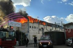 Στις φλόγες εργοστάσιο ξυλείας στο Ηράκλειο [video]