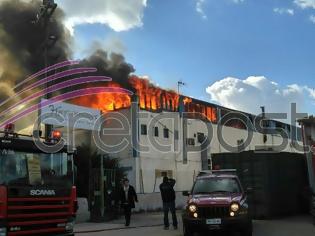 Φωτογραφία για Στις φλόγες εργοστάσιο ξυλείας στο Ηράκλειο [video]