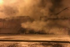 Άγνωστοι πυρπόλησαν 3 τρόλεϊ μπροστά από το Πολυτεχνείο