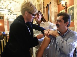 Φωτογραφία για Άδωνις και Πολάκης εμβολιάσθηκαν με το αντιγριπικό εμβόλιο στη Βουλή