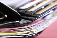 Δείτε τα πέντε πράγματα που δεν πρέπει να έχουμε στο πορτοφόλι μας...