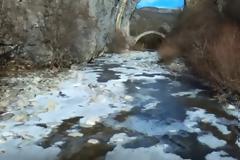 Πάγωσαν οι παραπόταμοι του Βίκου στο Ζαγόρι [video]