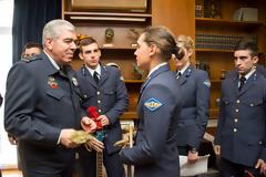 Χριστουγεννιάτικα Κάλαντα από τις Χορωδίες της ΣΙ και της ΣΤΥΑ στον Αρχηγό ΓΕΑ