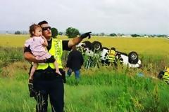 Αυτή η συγκλονιστική φωτογραφία κάνει γύρο του κόσμου και ραγίζει καρδιές