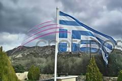 ΑΠΙΣΤΕΥΤΟ! Υποδέχθηκαν τον Τσίπρα με τη σημαία... ανάποδα σε χωριό της Κρήτης