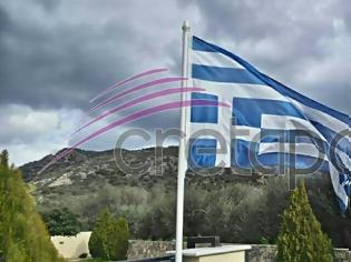 Φωτογραφία για ΑΠΙΣΤΕΥΤΟ! Υποδέχθηκαν τον Τσίπρα με τη σημαία... ανάποδα σε χωριό της Κρήτης