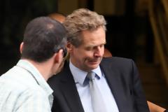 Σοκ από τις απαιτήσεις Τόμσεν! Ανένδοτος για περικοπές στις συντάξεις και αφορολόγητο!