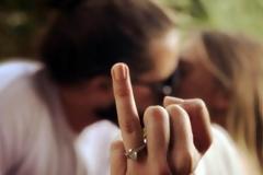 Παντρεύτηκε κρυφά και ανακοίνωσε τον γάμο με μια χειρονομία