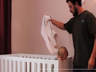 Φωτογραφία για Ο πιο διάσημος μπαμπάς του διαδικτύου δίνει συμβουλές για το πώς να κοιμηθεί γρήγορα το μωρό σας