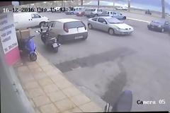 ΣΟΚ! Χτύπησε βρέφος και πάτησε γκάζι - Τροχαίο στην κάμερα