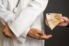 Ζητούσε «φακελάκι» 500 ευρώ για να επισπευσθεί εγχείρηση χολής στο Ιπποκράτειο
