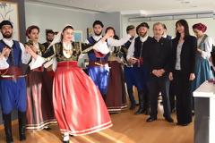 Χριστουγεννιάτικα Κάλαντα στην Υπουργό Τουρισμού, κα  Έλενα Κουντουρά από τον Όμιλο Βρακοφόρων Κρήτης.