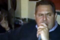 O Πάνος Καμμένος τραγουδάει σε μπαράκι το «Βρέχει στη φτωχογειτονιά»