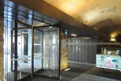 ΠΟΙΟΣ και ΓΙΑΤΙ έφτιαξε τις περιστρεφόμενες πόρτες - Πώς σχετίζονται με τους καλούς τρόπους και τις... γυναίκες