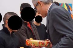 Ο Άγγελος Τσιγκρής με τους ανήλικους κρατούμενους στο Κατάστημα Κράτησης Νέων