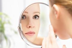 Σπυράκια: Δείτε γιατί και πώς δημιουργούνται για να τα προλαβαίνετε