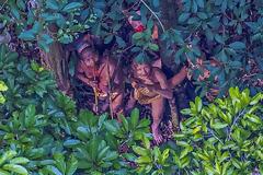 Το National Geographic φωτογράφισε άγνωστη φυλή του Αμαζονίου!