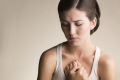 Τι συνδέει κατάθλιψη και αυτοκτονικές σκέψεις με την περίοδο της γυναίκας