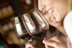 Πώς να αποφύγετε τον πονοκέφαλο από το κρασί στις γιορτές!