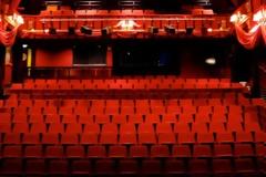 Απίστευτο περιστατικό σε παράσταση! «Βγάζει το εσώρουχο της και…»