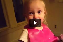 Κοριτσάκι ξεκαρδίζεται με την εξήγηση του μπαμπά για το τι είναι το χιόνι!