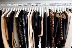 6 κομμάτια που δεν πρέπει να πετάξεις (ποτέ) απ' την ντουλάπα σου