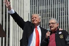 Συνεργάτης του Τραμπ ευχήθηκε… τον θάνατο του Ομπάμα