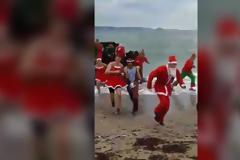 Βρετανοί πεζοναύτες έκαναν απόβαση ντυμένοι Άη Βασίληδες! (βίντεο)