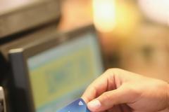 Οι ανέπαφες συναλλαγές μεταμορφώνουν τις αγοραστικές συνήθειες