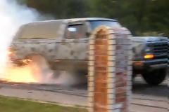 Θεαματικό σπινιάρισμα, λιώνει το αυτοκίνητο! [video]