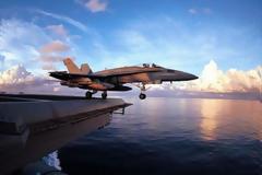 Απίστευτο F 18, πέφτει στα θάλασσα από αεροπλανοφόρο! Δείτε πως γλίτωσε ο πιλότος