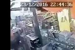 Φορτηγό μπούκαρε στο μαγαζί του - Γλίτωσε στο παρά πέντε!