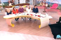 Ελένη Μενεγάκη: Πιάστηκε το φόρεμα στο σκαμπό και...