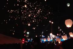 Με 5.000 φανάρια και ευχές, η φετινή «Βραδιά των Φαναριών» στην παραλία του Βόλου