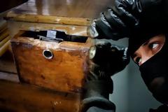 Φθιώτιδα: Τους έπιασαν πάλι στα πράσα να κλέβουν το παγκάρι