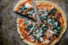 Η συνταγή για πίτσα χωρίς ζύμη που θα σε ξετρελάνει