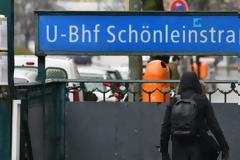 Για απόπειρα ανθρωποκτονίας κατηγορούνται οι νεαροί που πυρπόλησαν άστεγο στο Βερολίνο