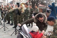Χριστουγεννιάτικες μελωδίες από την 9η ταξιαρχία στην κεντρική πλατεία των Γρεβενών – VIDEO
