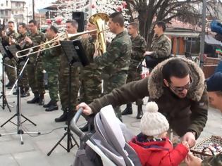 Φωτογραφία για Χριστουγεννιάτικες μελωδίες από την 9η ταξιαρχία στην κεντρική πλατεία των Γρεβενών – VIDEO