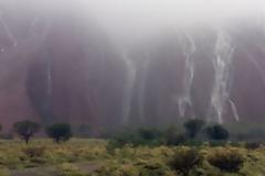 Έντονη βροχή μετέτρεψε μονόλιθο σε καταρράκτη στην Αυστραλία