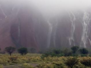 Φωτογραφία για Έντονη βροχή μετέτρεψε μονόλιθο σε καταρράκτη στην Αυστραλία