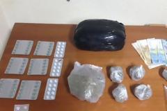 Χειροπέδες για ένα κιλό χασίς και 93 ναρκωτικά χάπια