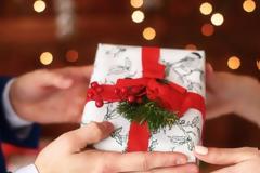 ΑΥΤΑ είναι τα 10 δώρα που δεν πρέπει να πας ποτέ όταν σε καλούν σε ρεβεγιόν