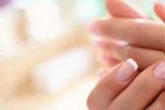 Ο πιο εύκολος τρόπος για να λευκάνετε τα νύχια σας