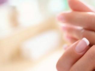 Φωτογραφία για Ο πιο εύκολος τρόπος για να λευκάνετε τα νύχια σας