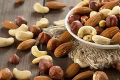 Ξηροί καρποί με μέτρο στις γιορτές