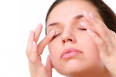 Πρησμένα μάτια από τον ύπνο: 5 απλές λύσεις για να δώσετε τέλος